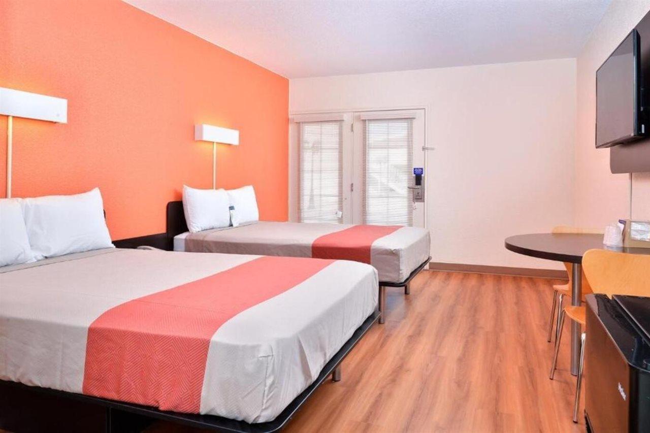 Days Inn By Wyndham Brawley Bagian luar foto