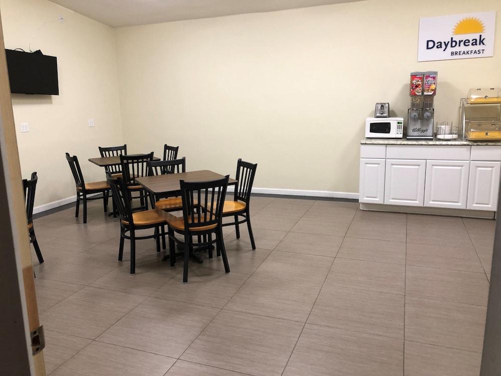 Days Inn By Wyndham Brawley Bagian luar foto