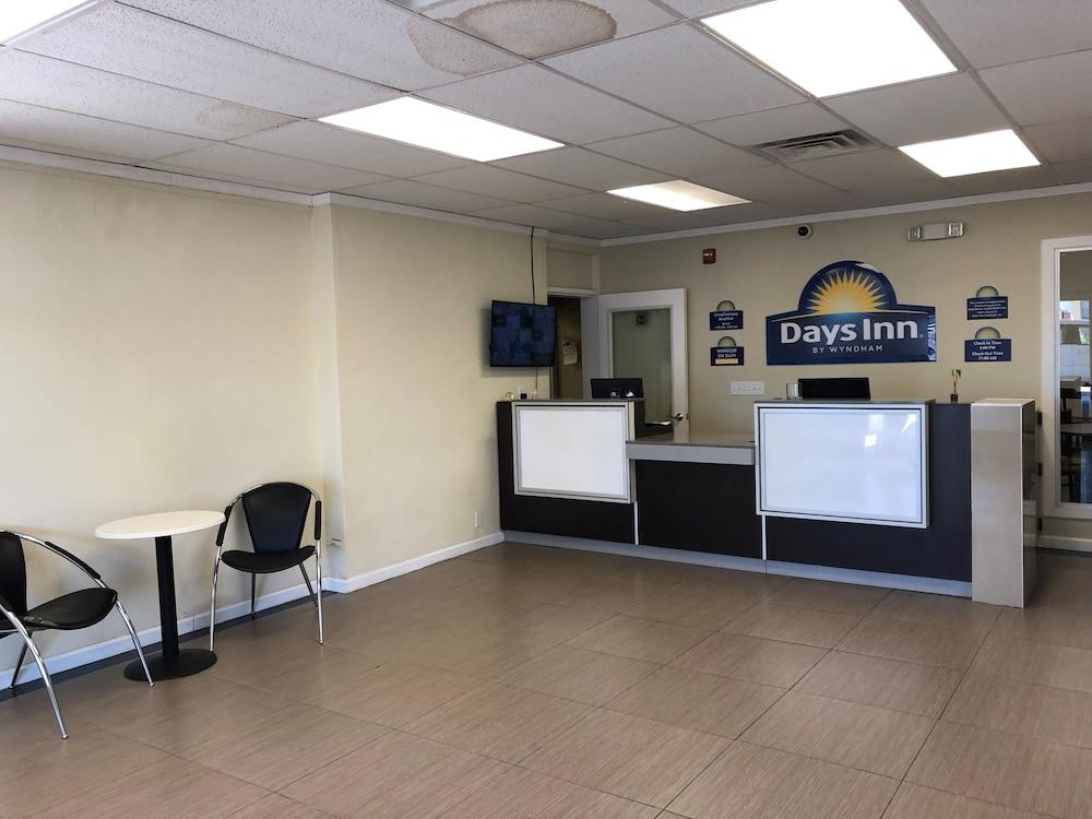 Days Inn By Wyndham Brawley Bagian luar foto