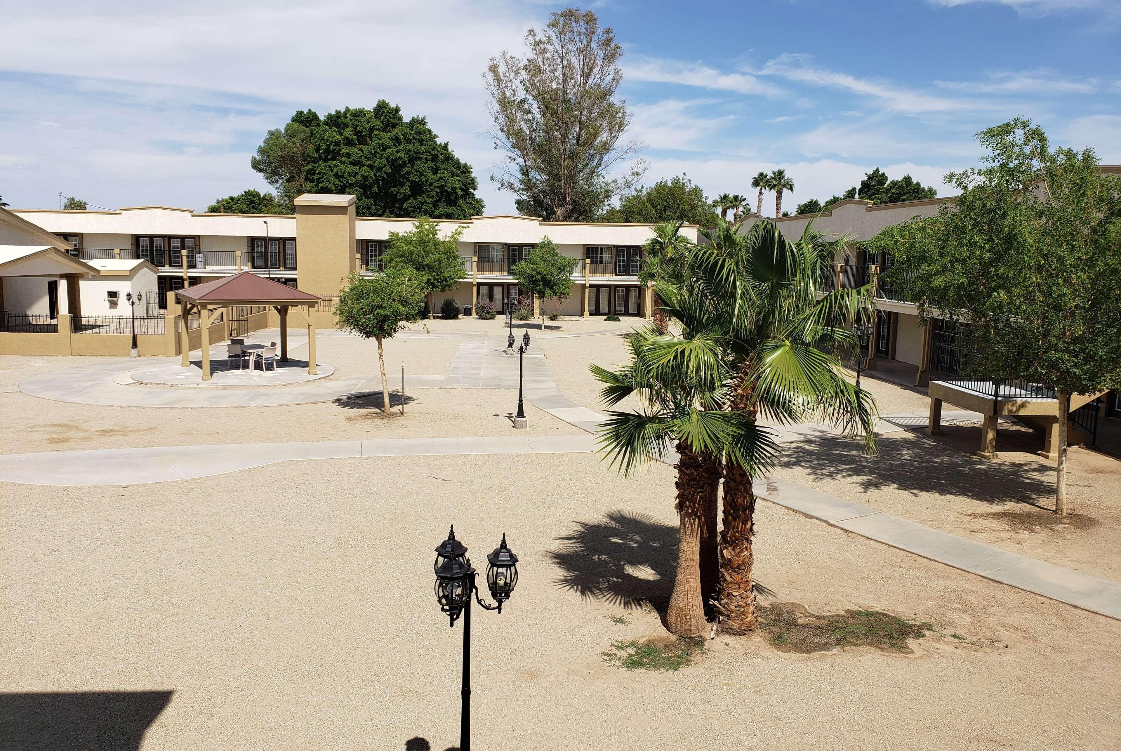 Days Inn By Wyndham Brawley Bagian luar foto