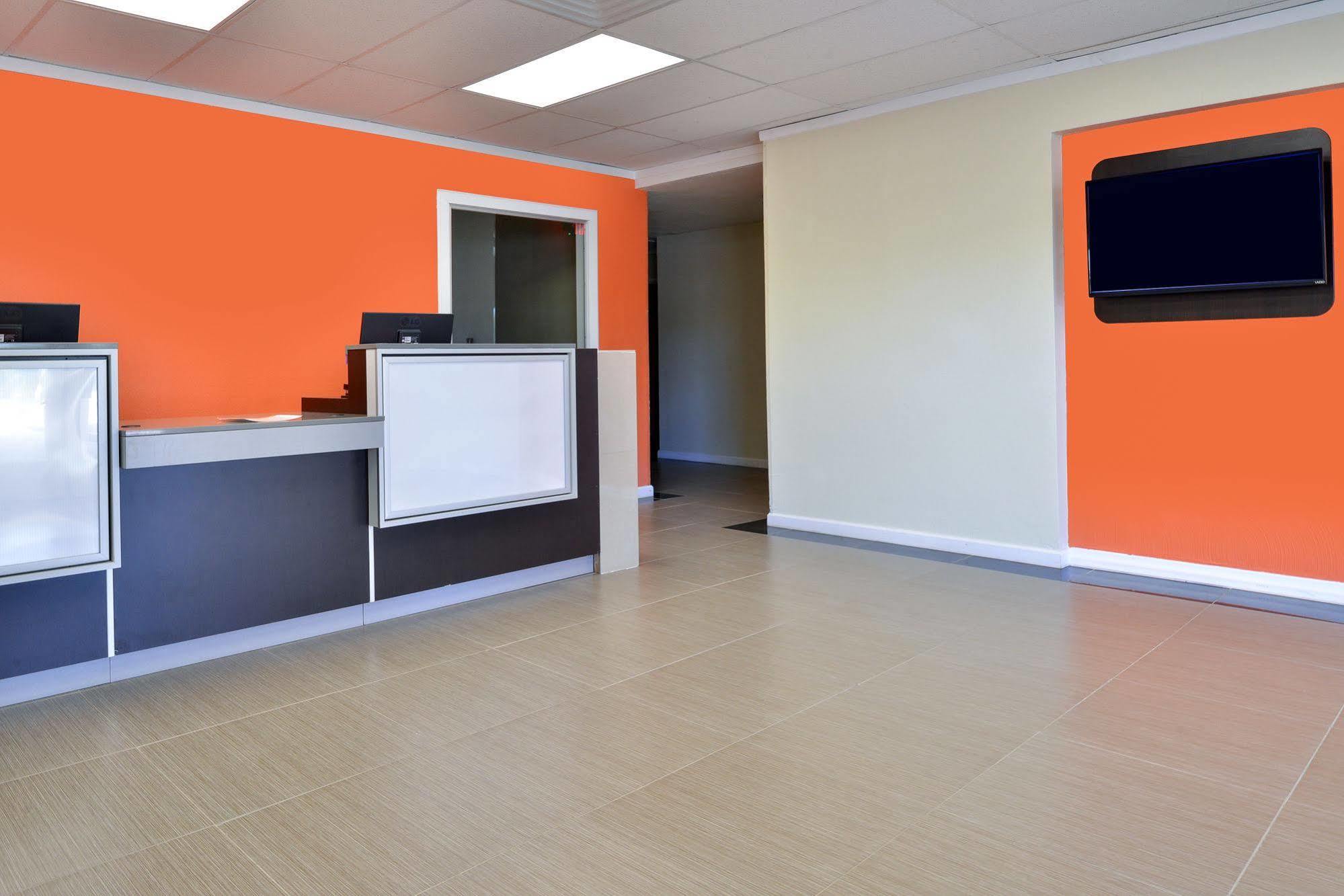 Days Inn By Wyndham Brawley Bagian luar foto