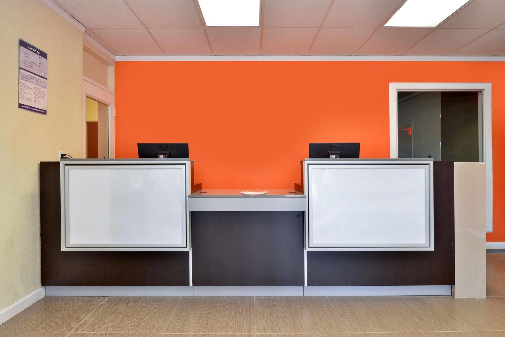 Days Inn By Wyndham Brawley Bagian luar foto