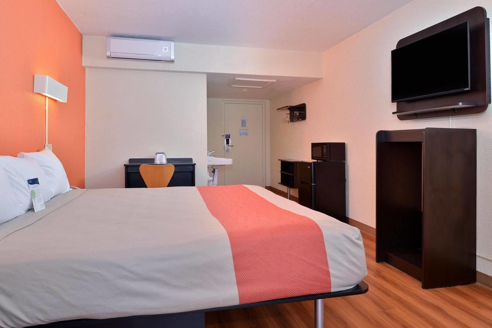 Days Inn By Wyndham Brawley Bagian luar foto
