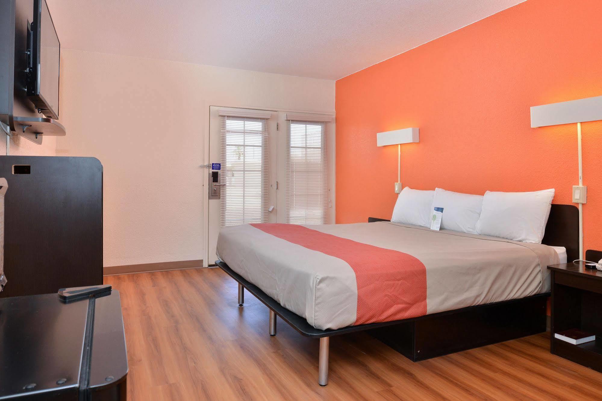 Days Inn By Wyndham Brawley Bagian luar foto