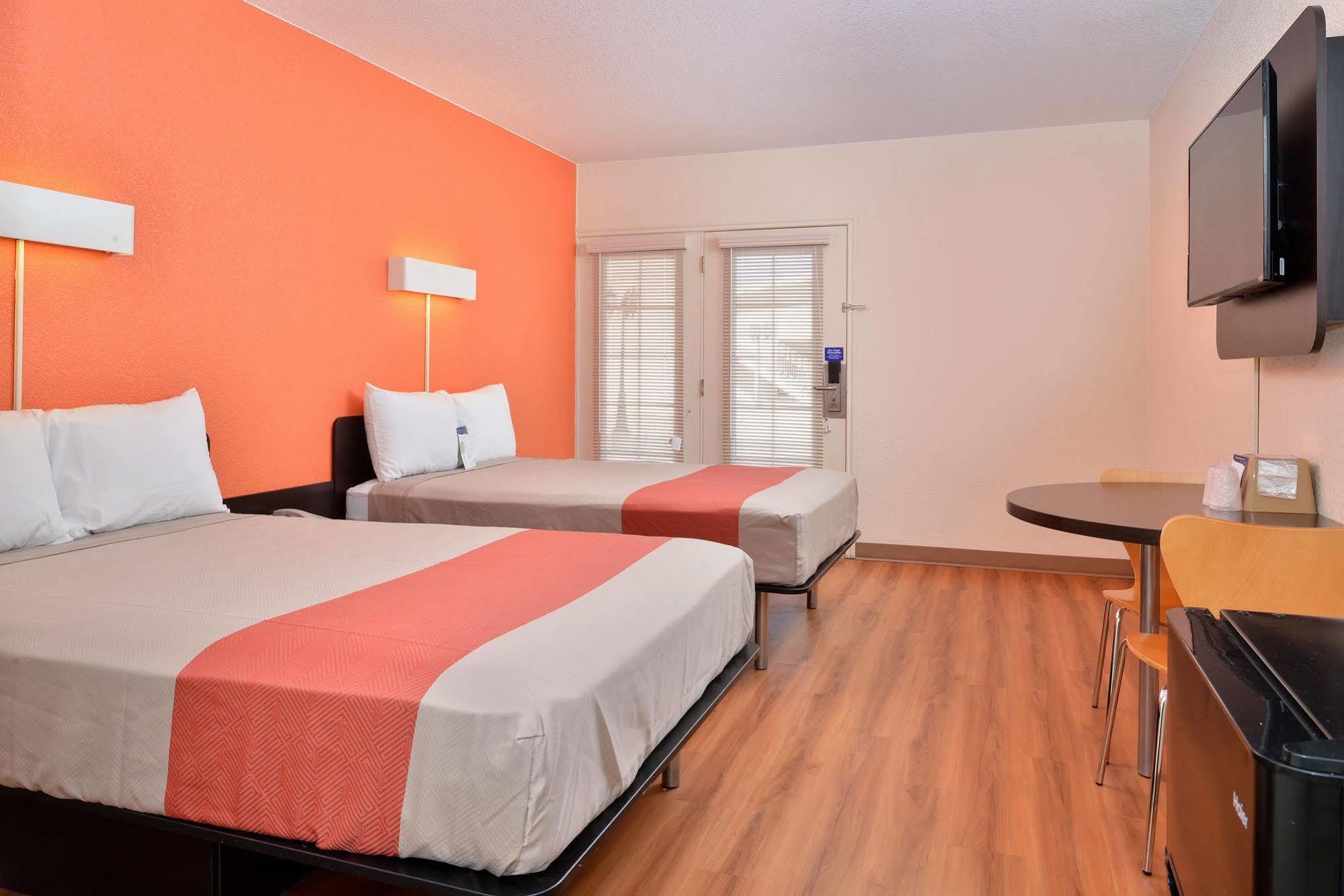Days Inn By Wyndham Brawley Bagian luar foto