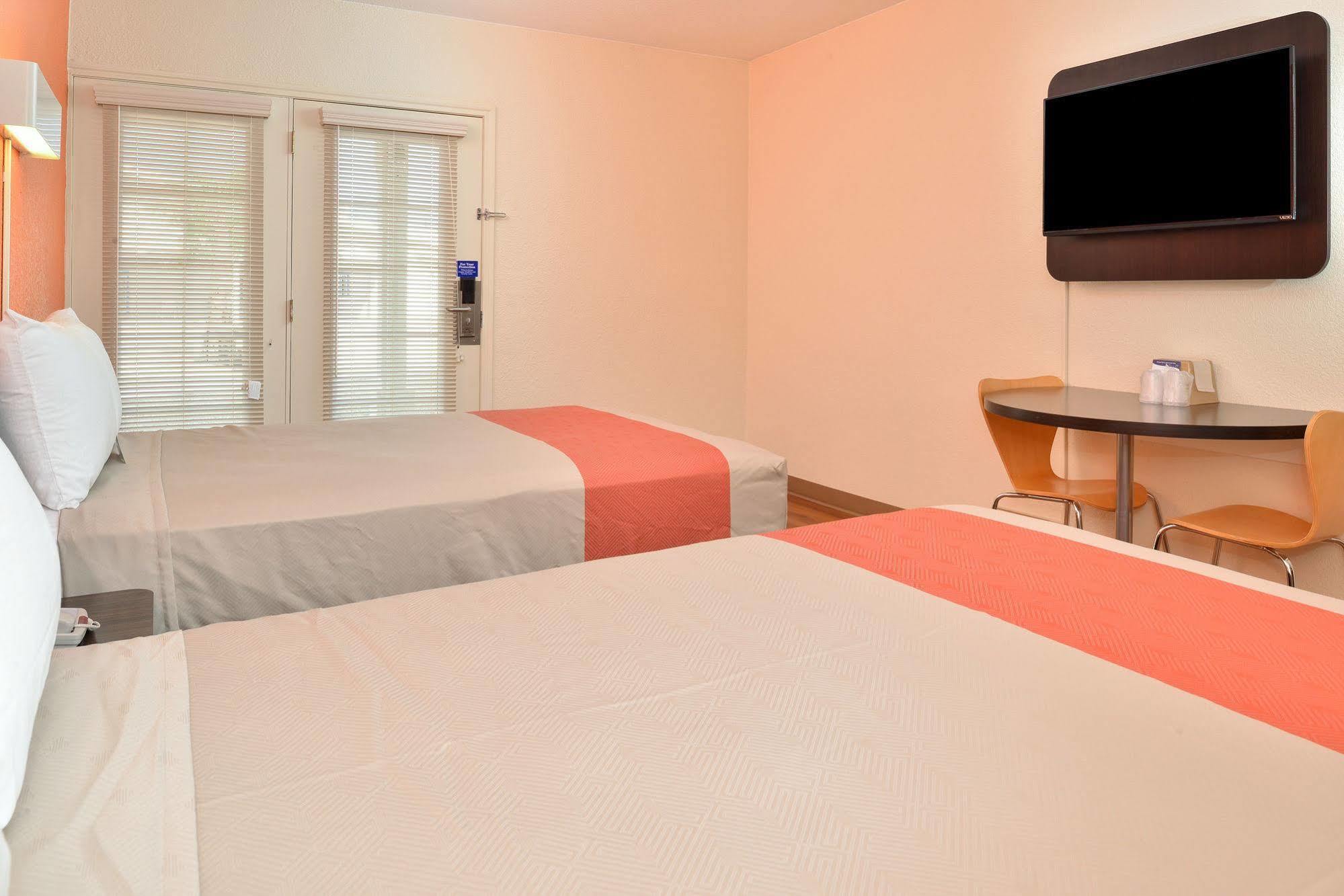 Days Inn By Wyndham Brawley Bagian luar foto