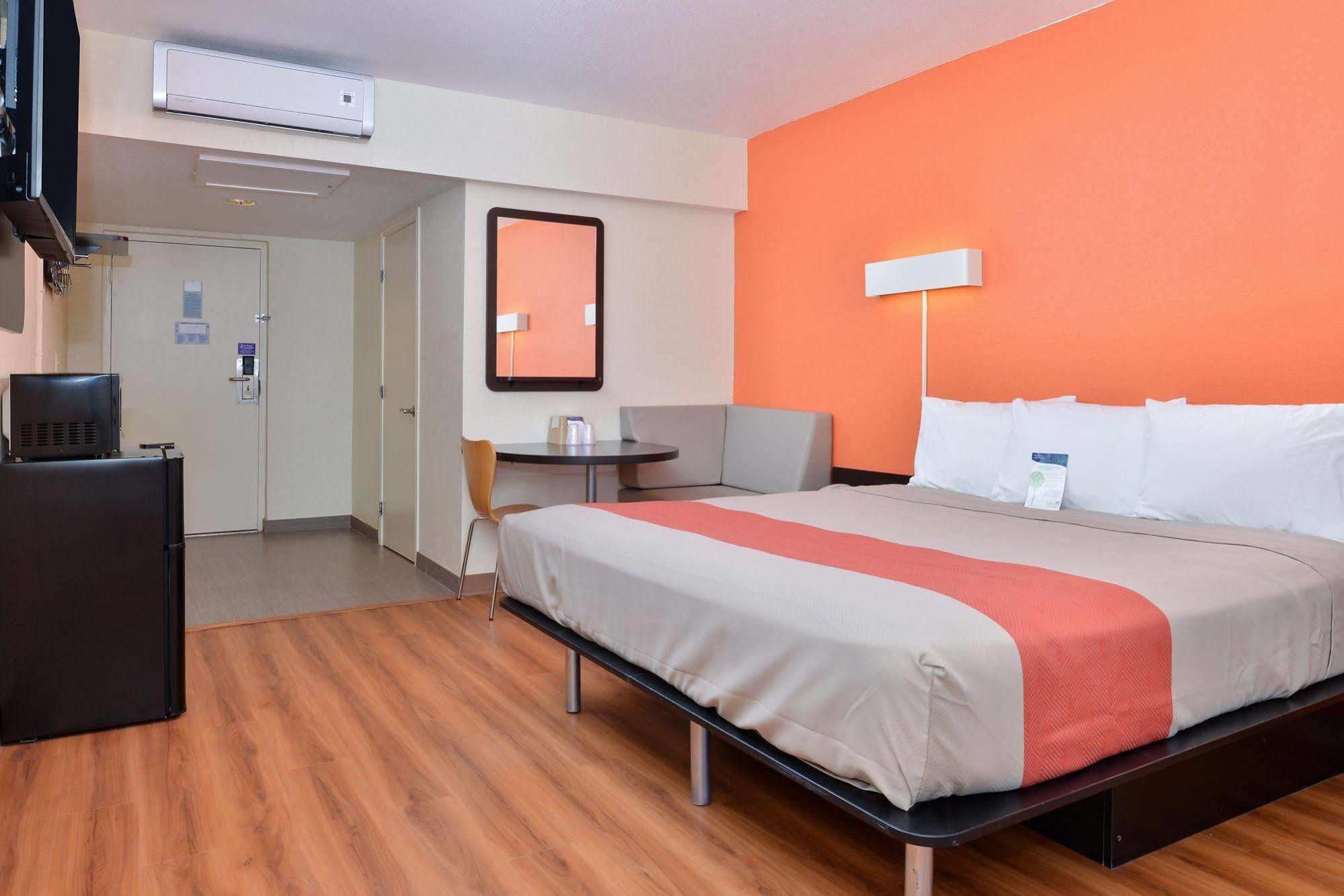 Days Inn By Wyndham Brawley Bagian luar foto
