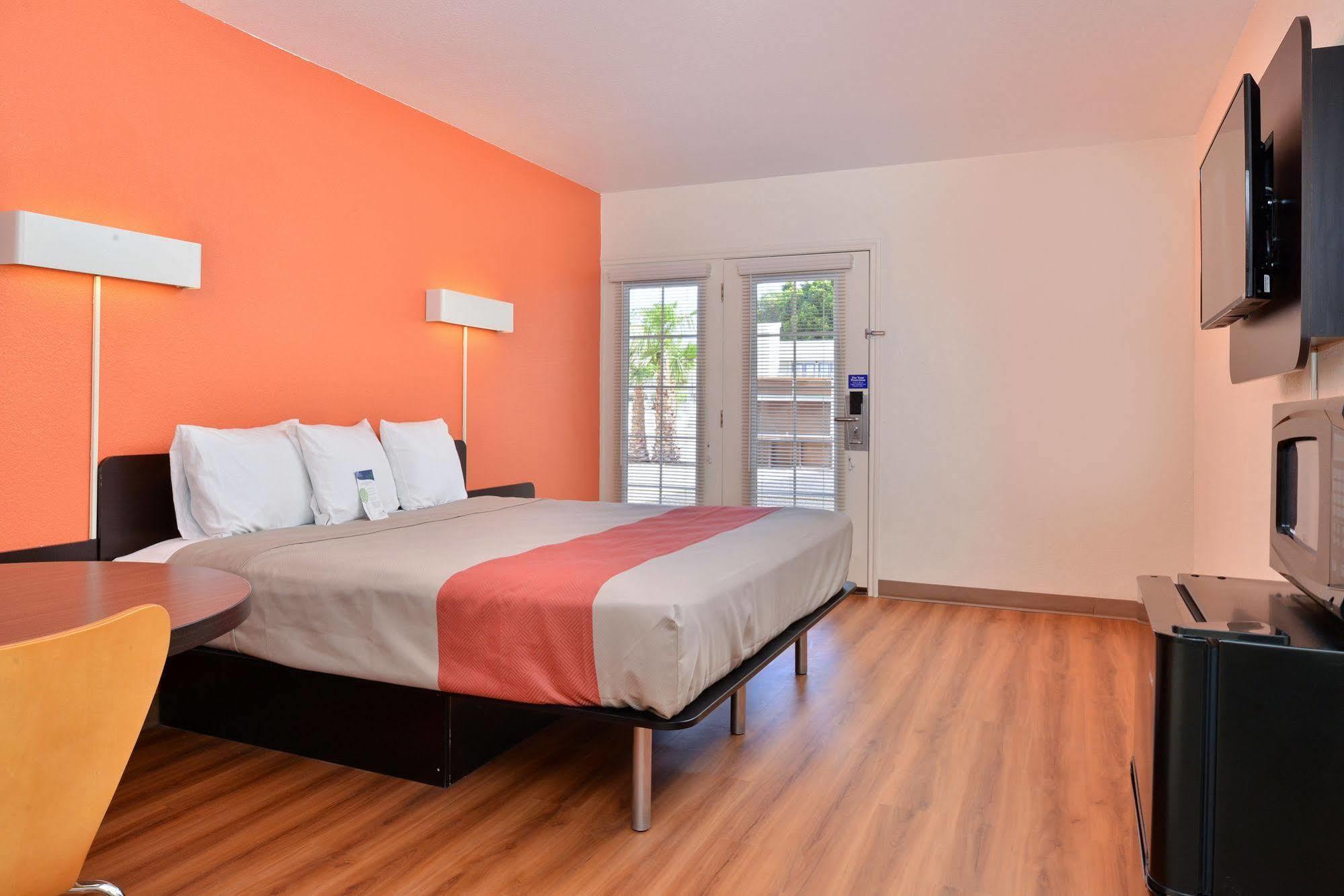 Days Inn By Wyndham Brawley Bagian luar foto