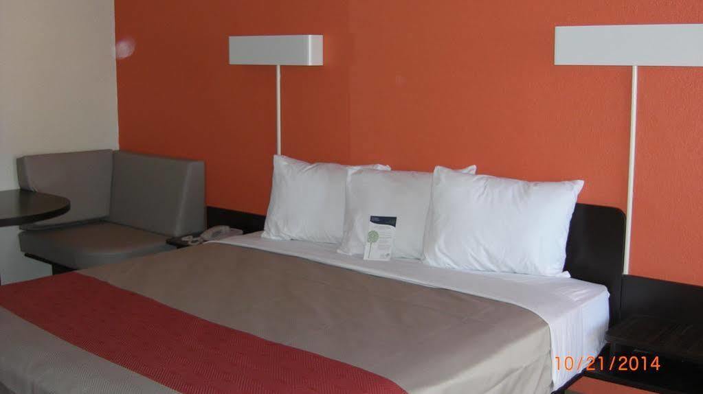 Days Inn By Wyndham Brawley Bagian luar foto