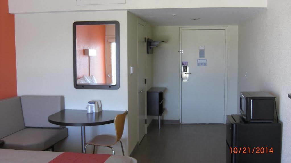 Days Inn By Wyndham Brawley Bagian luar foto