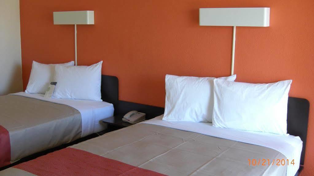 Days Inn By Wyndham Brawley Bagian luar foto